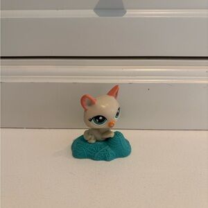 Littlest Pet Shop Cream Kitten with Teal Play Base and Coral Ears